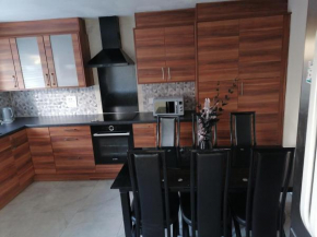 Large House with 3 Bedrooms house, 5 guests near city/Manu stadiums
